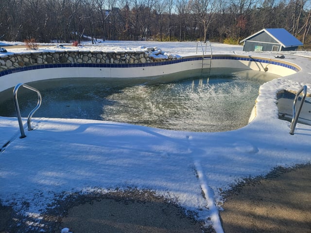 Can You Leave a Pool Ladder in the Winter