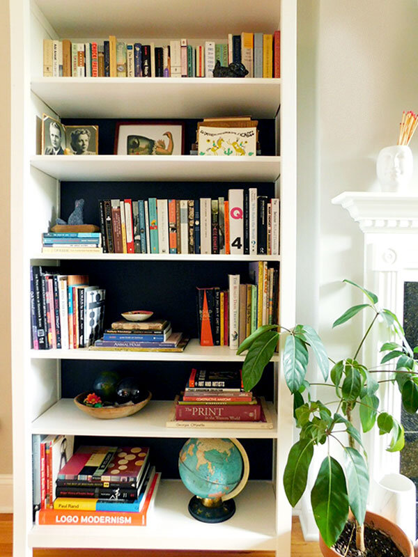 How to Decorate a Bookshelf With Books