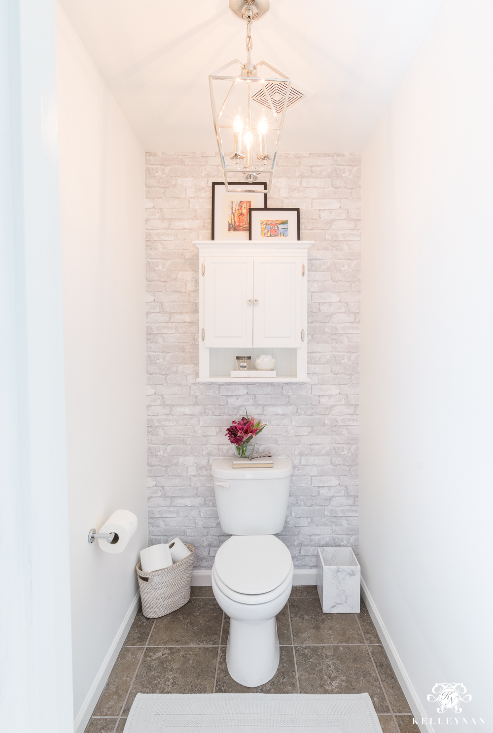 How to Decorate a Water Closet