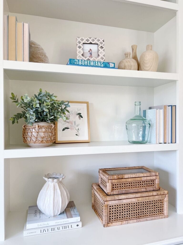 How to Decorate Office Shelves