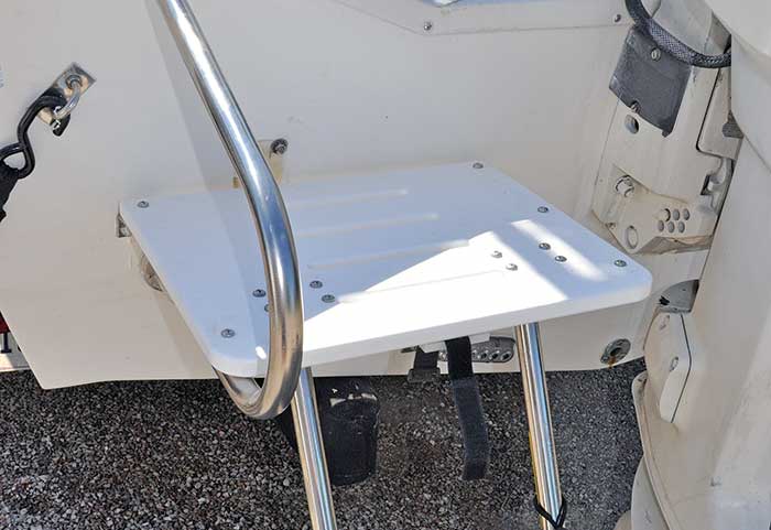 How to Mount a Ladder to a Fiberglass Boat