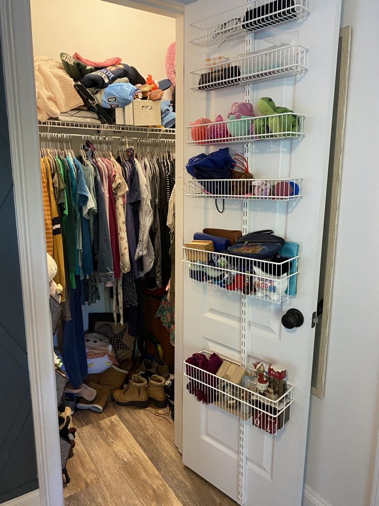 How to Organize a Walk in Closet With Wire Shelves